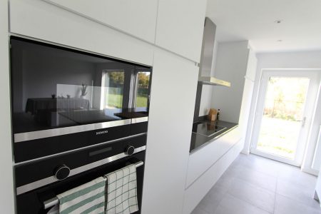 Witte keuken met Siemens toestellen door bouwfirma Quackels