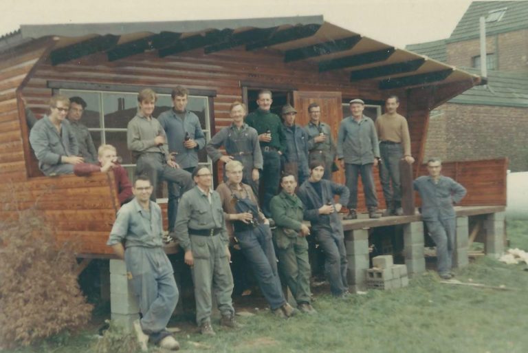 Groepsfoto van de eerste werknemers van het bouwbedrijf Quackels Woningbouw.