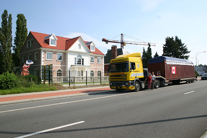 Vrachtwagen voor het verkoopkantoor van het bouwbedrijf Quackels Woningbouw
