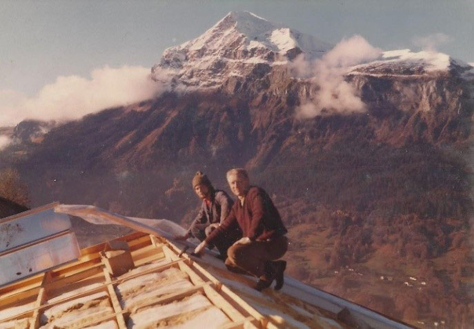 Jos Quackels op het dak van een huis van zijn bouwbedrijf. voor de mont Blanc