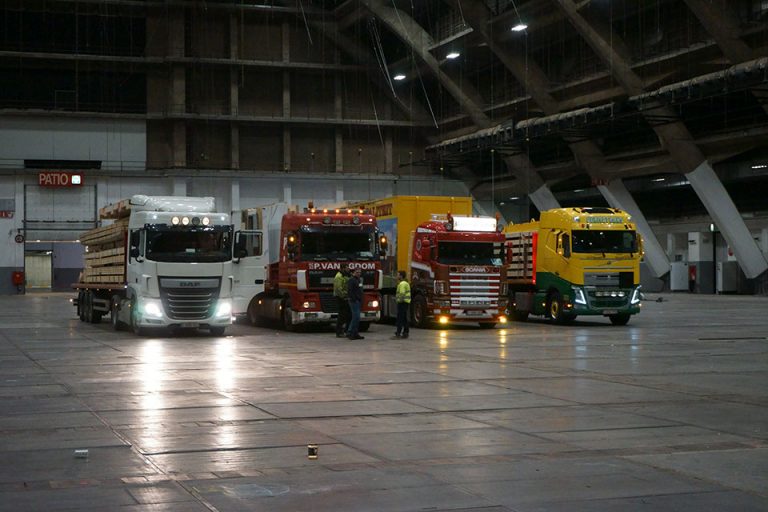 Vrachtwagens van bouwfirma Quackels die klaar staan.