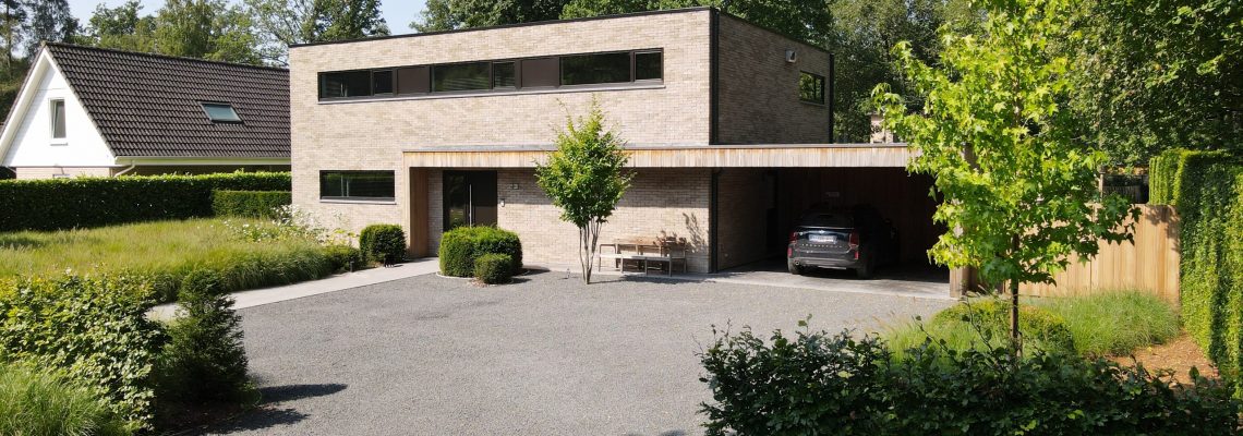 Kubistische, moderne woning met plat dak gebouwd door Quackels Woningbouw