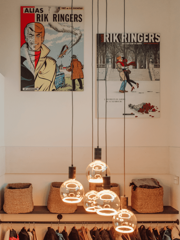 Detail van Rik Ringers prints in moderne sleutel op de deur woning.