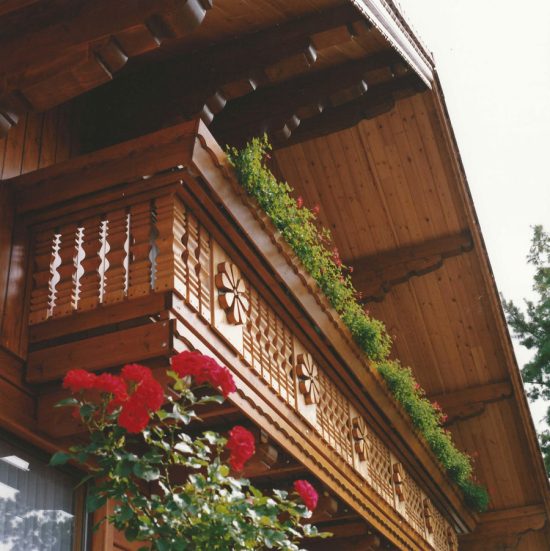 Houten balkon aan Ardense woning van Quackels Woningbouw